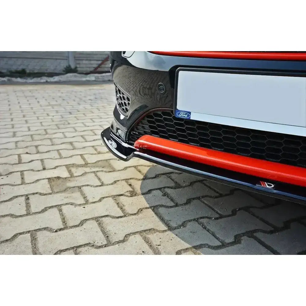 Frontsplitter på Ford Focus 3 St-Line V.2 med oransje leppe og svart grill parkert på brostein.