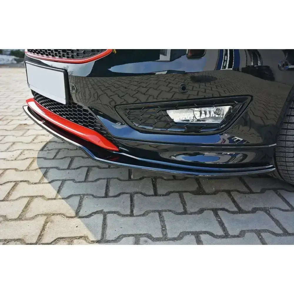 Front lip til Ford Focus 3 St-Line V.2, sort og rød plast, montert under frontfanger nær tåkelys.