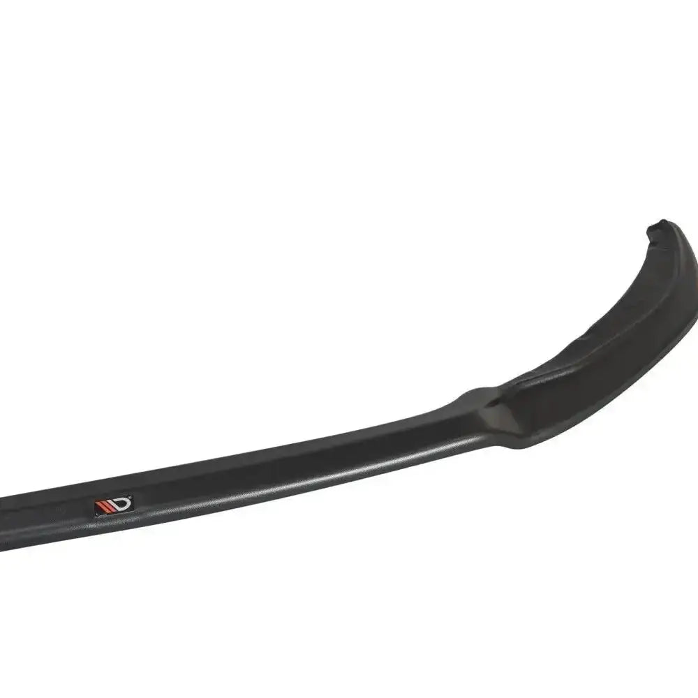 Frontspoiler til Ford Focus 3 St-Line V.2, svart plast, sett fra skrå vinkel med synlig logo.