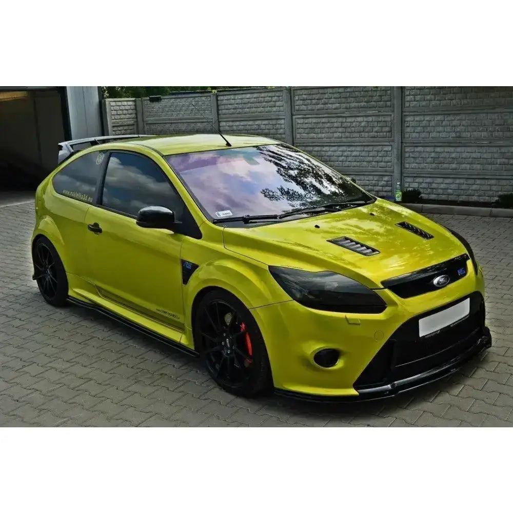 Frontspoiler på gul Ford Focus Mk2 RS med svarte felger, sotede ruter og luftuttak på panseret.