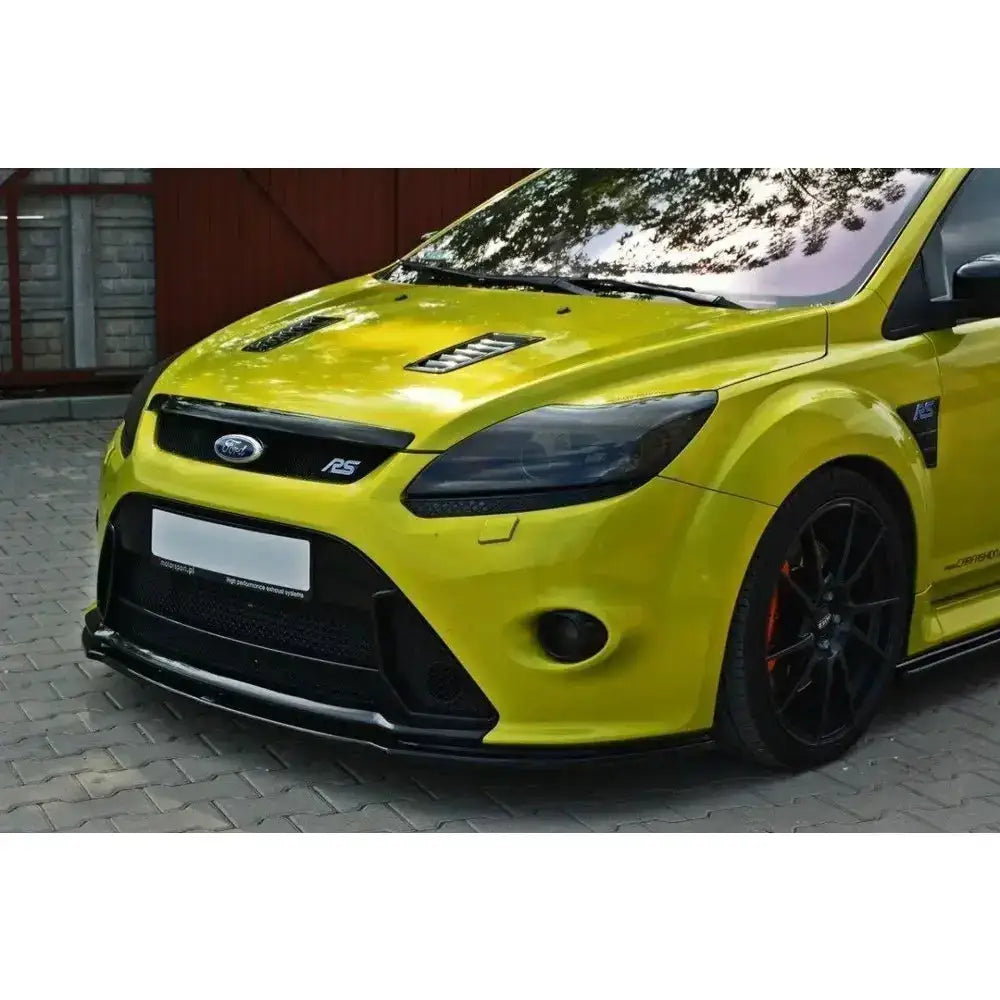 Front lip på gul Ford Focus Mk2 RS med svarte detaljer, RS-emblem og sorte felger.
