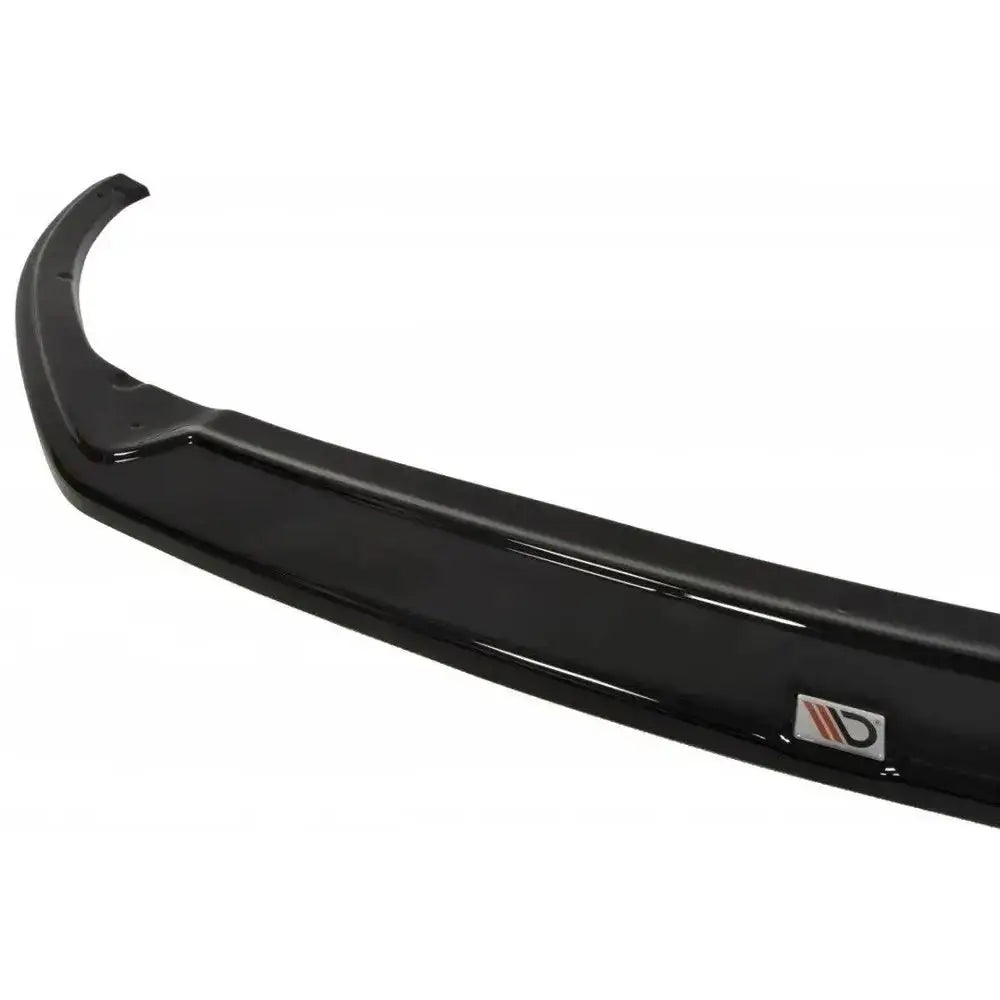 Frontspoiler til Ford Focus St Mk3 Facelift, sort buet plastdel med logoetikett, skrå vinkel.