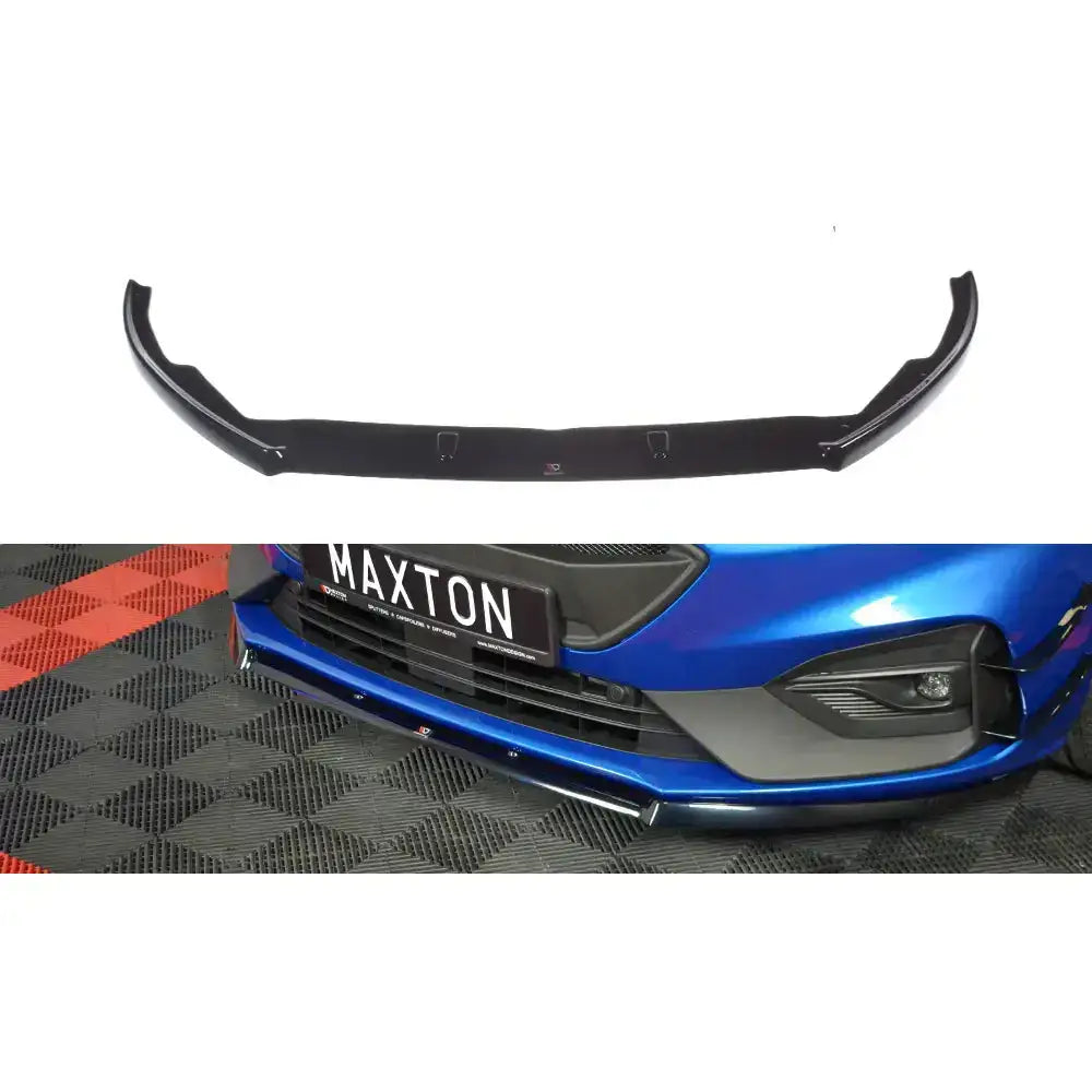 Frontleppe V.2 Ford Focus ST i blank svart plast, montert på blå bil forfra med sporty utseende.