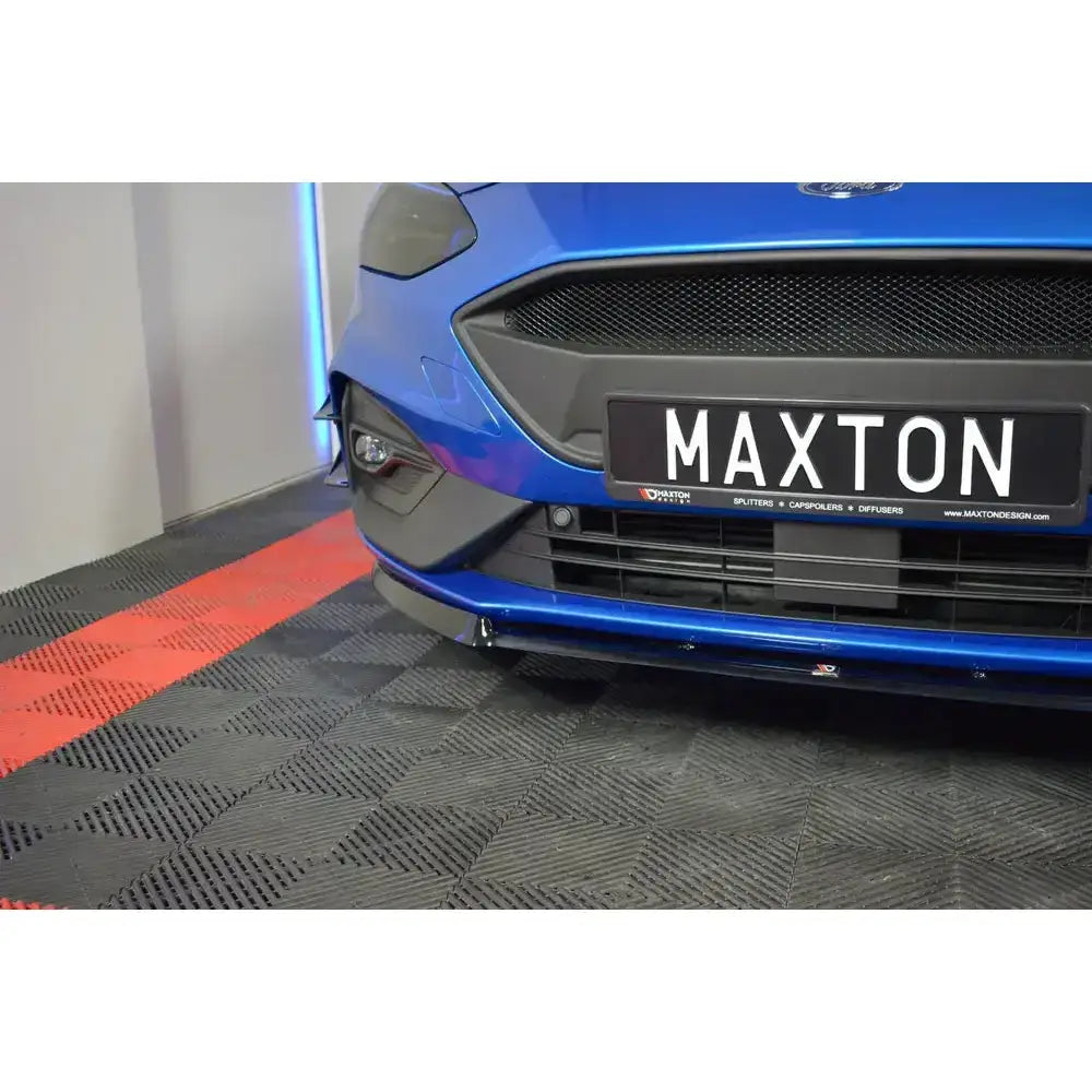Frontsplitter på Ford Focus ST MK4, nærbilde av venstre front på blå bil med svart splitter.