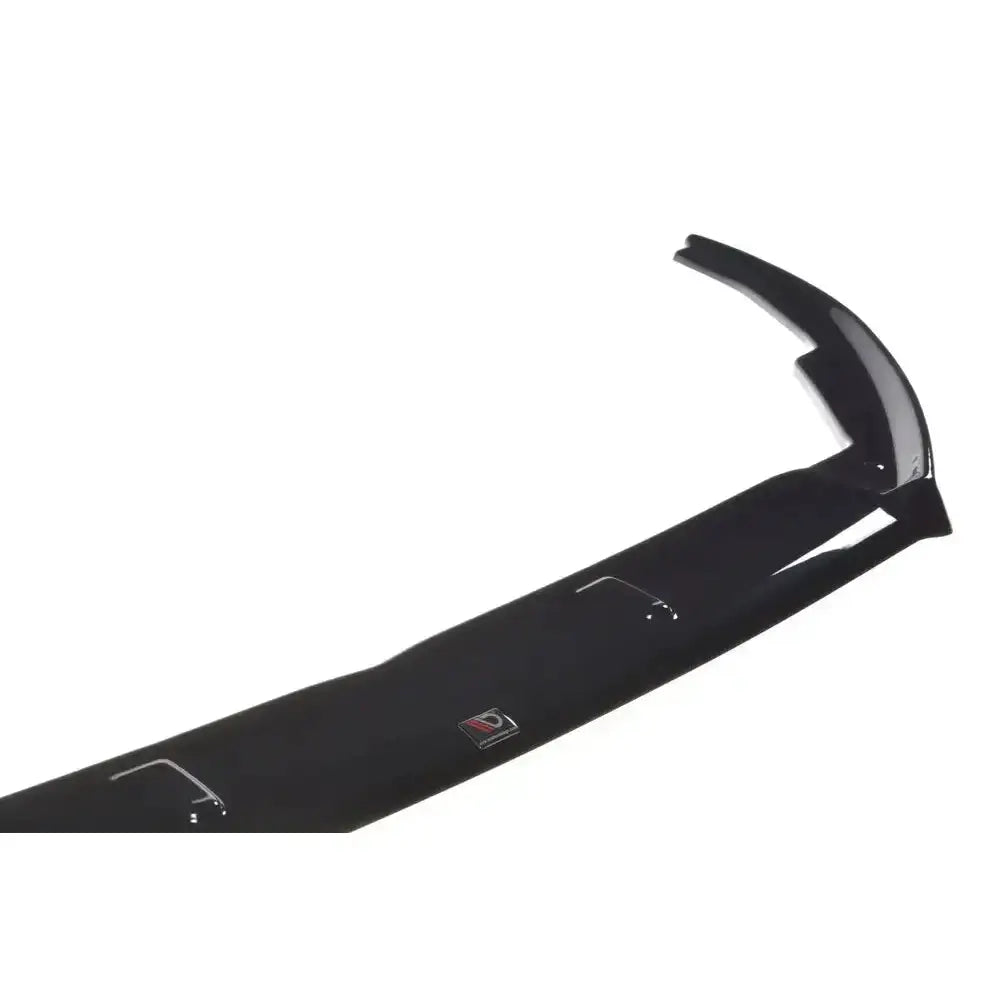 Frontspoiler til Ford Focus ST V.2, sort plast med synlige monteringspunkter og logo, skrå vinkel.