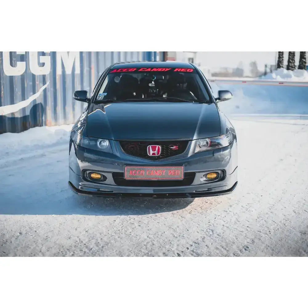 Frontspoiler på Honda Accord Mk7 Type-S V.2 sett forfra, parkert på snø med rød logo på grillen.