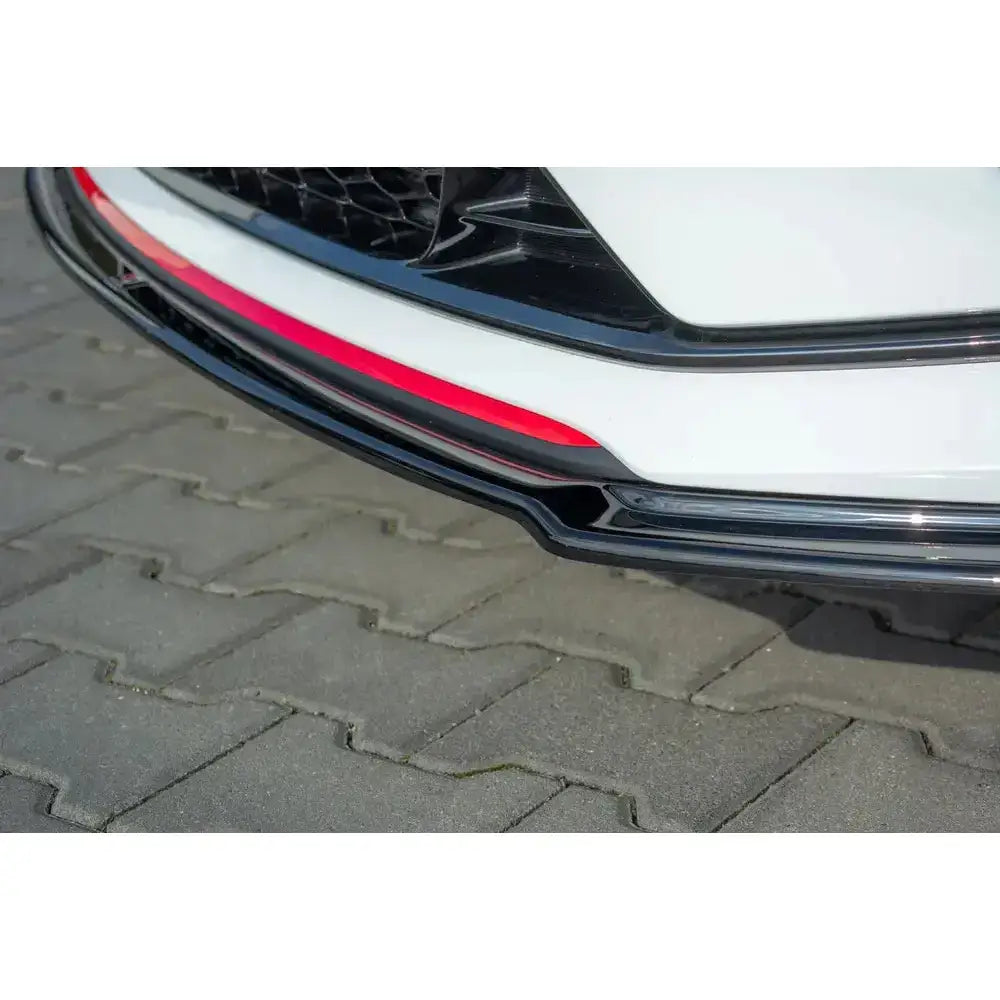 Frontsplitter på Kia Proceed GT Mk 3 V.2, svart og hvit med rød stripe, sett fra skrå vinkel.