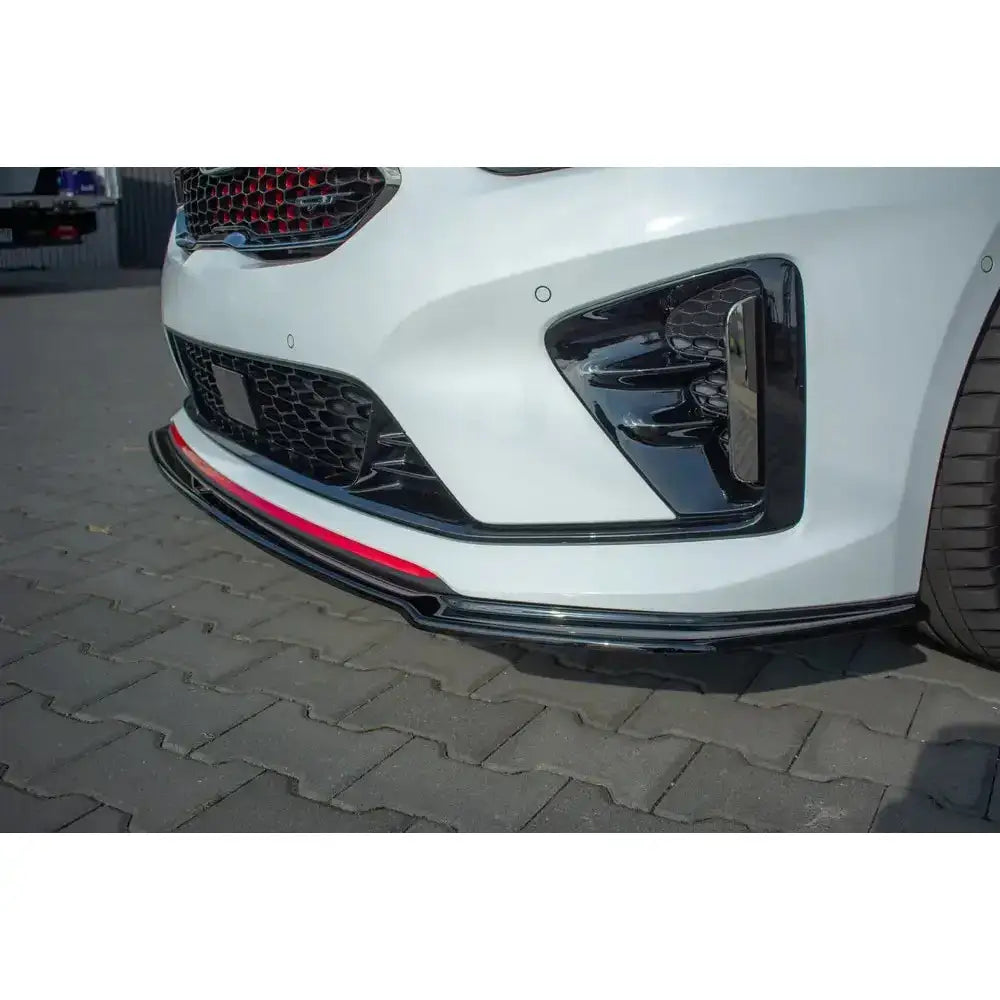 Front lip på Kia Proceed GT Mk 3, nærbilde av sort og rød frontleppe med grill og luftinntak.