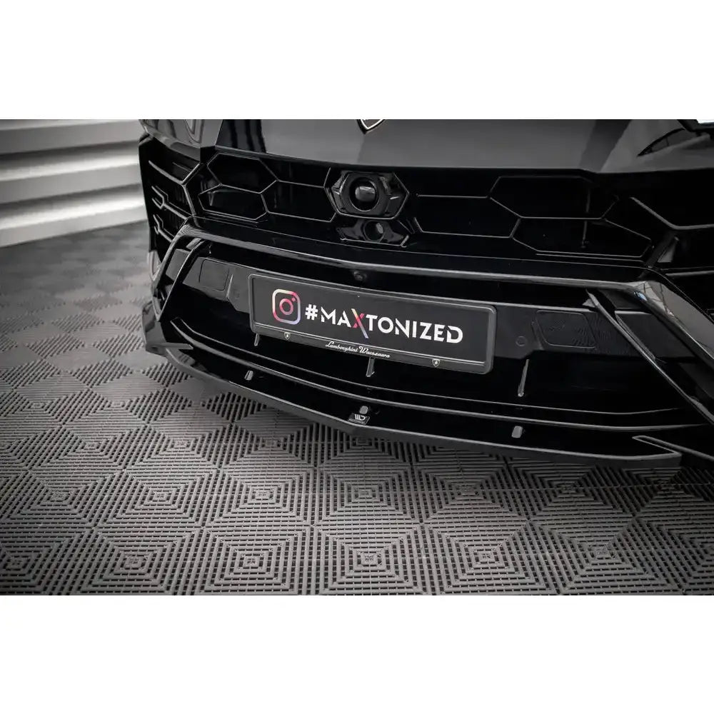 Frontsplitter på Lamborghini Urus Mk1 V.2, sort finish med blanke detaljer sett forfra fra lav vinkel.