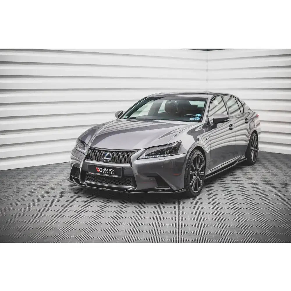 Frontspoiler på Lexus GS F Sport Mk4 V.2 fotografert skrått forfra på lyst, rutemønstret gulv.