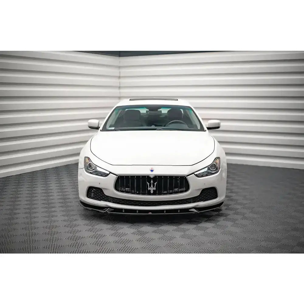Frontspoiler på Maserati Ghibli Mk3 13- vist forfra i lyst rom med mønstret gulv.