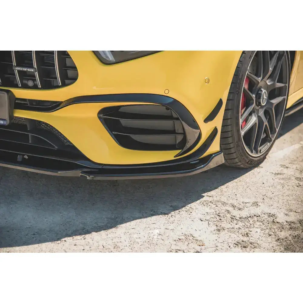 Frontsplitter til Mercedes-AMG A 45 S W177, gul bil med sorte detaljer og synlig sportsfelg.