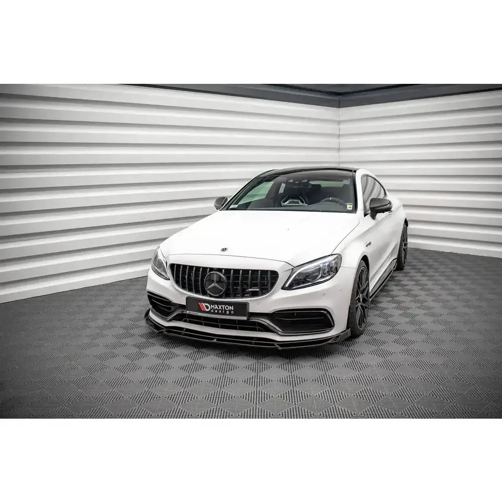 Frontspoiler på Mercedes AMG C63 Coupe C205 Facelift 18-21, hvit bil med sorte detaljer i lyst showroom.