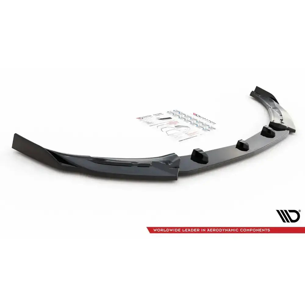 Front lip til Mercedes AMG C63 Coupe C205 Facelift, sort blank spoiler med monteringsutstyr i bakgrunnen.