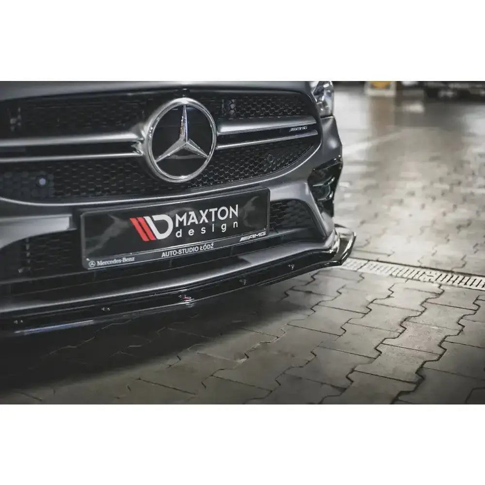 Front lip på Mercedes-Amg CLA 35 V.2 i høyglans svart med synlig grill og emblem.