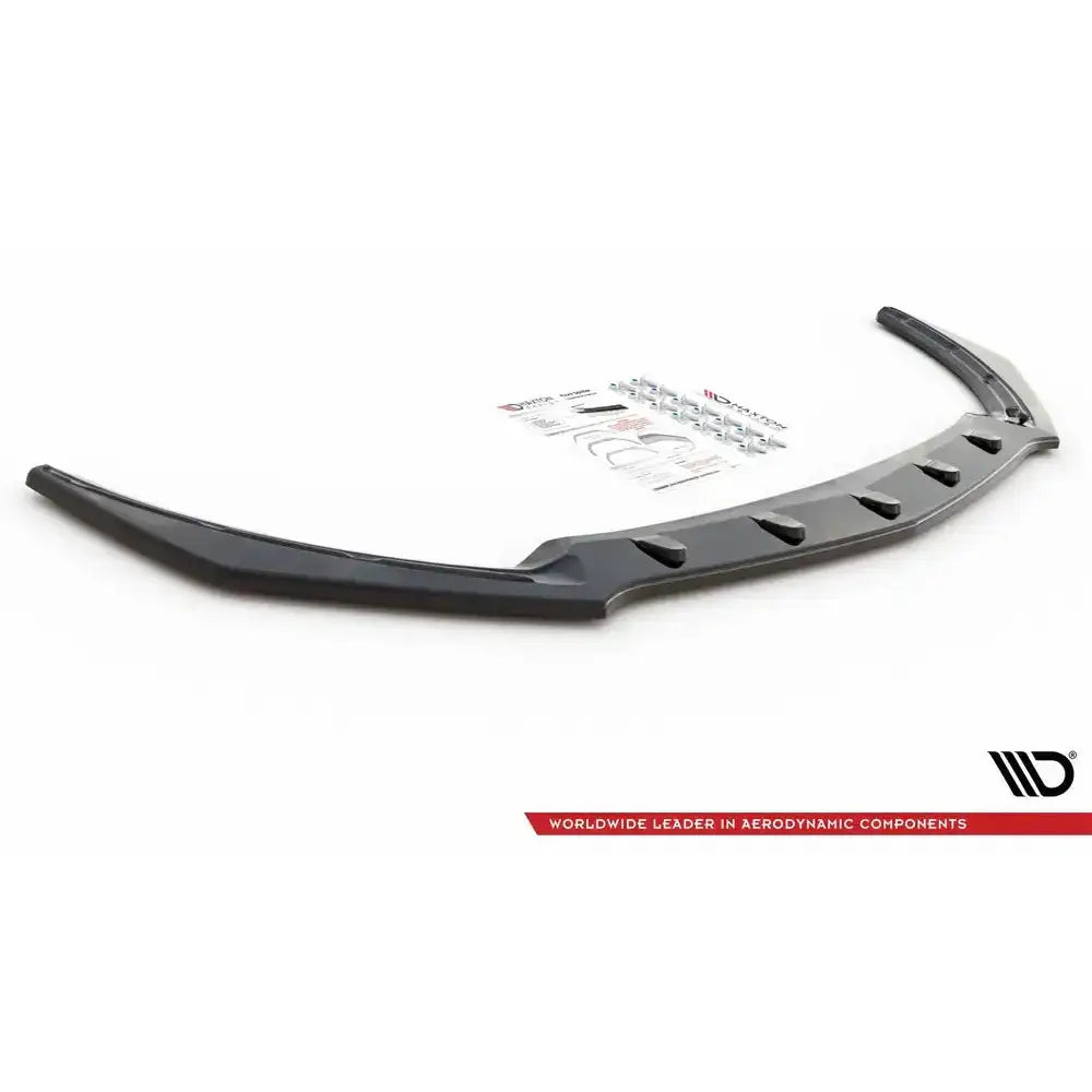 Front splitter til Mercedes-Amg CLA 35 V.2, sort plast med monteringsdeler og instruksjoner på hvit bakgrunn.