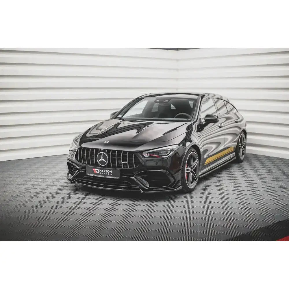 Frontsplitter på Mercedes-AMG CLA 45 Aero C118 med gule striper og markante grilldetaljer.