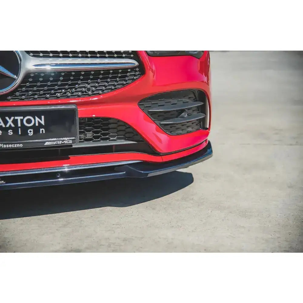 Frontleppe V.2 Mercedes-Benz CLA Amg-Line C118 på rød bil med blank svart spoiler og synlig grill.