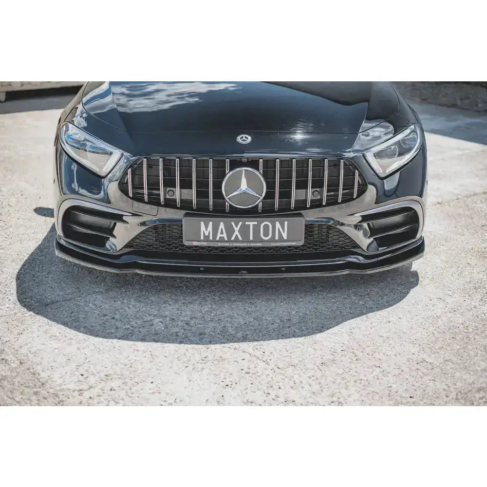 Frontsplitter til Mercedes-Benz CLS Amg-Line C257, svart med sølv detaljer, sett forfra i lav vinkel.