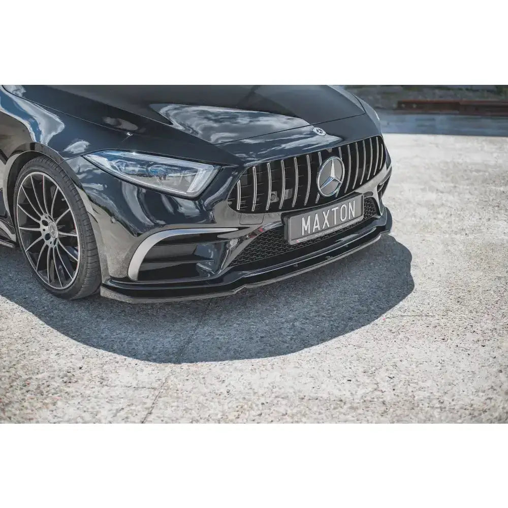 Front lip på Mercedes-Benz CLS Amg-Line C257 med markant grill og aluminiumsfelger sett skrått forfra.