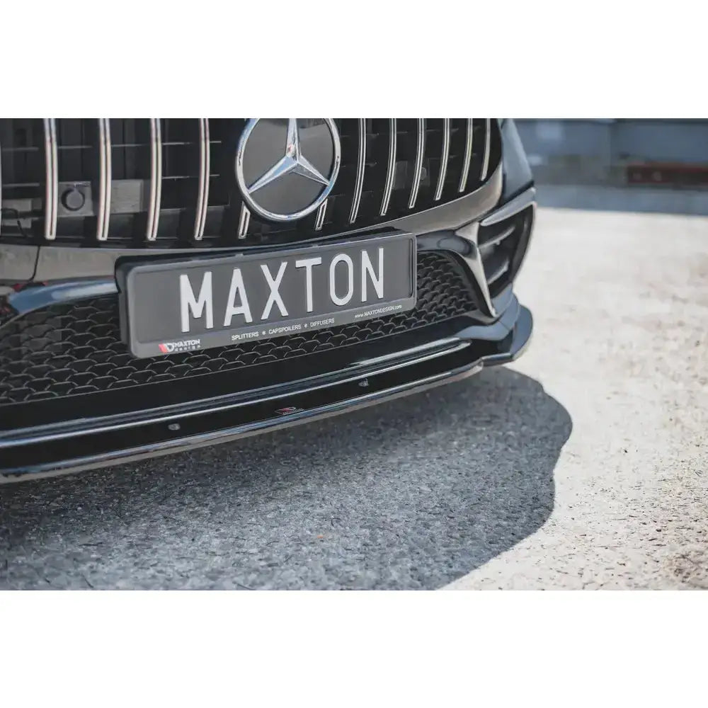 Front splitter for Mercedes-Benz CLS Amg-Line C257, blank sort med Maxton-logo montert under grillen.