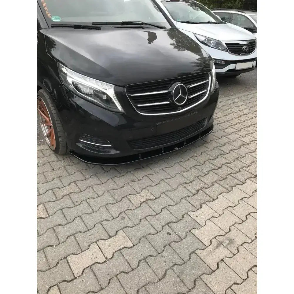 Frontsplitter på Mercedes V-Class W447 med kromdetaljer foran, parkert på brostein.