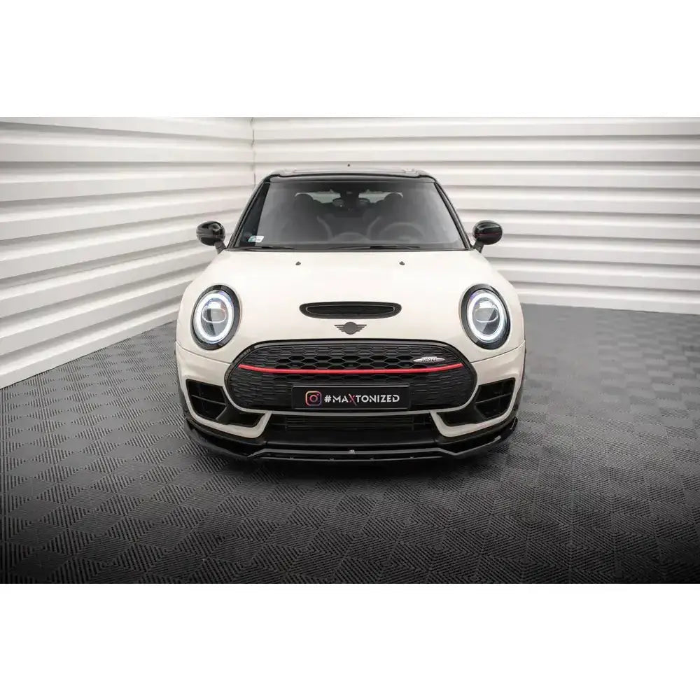 Frontspoiler til Mini Cooper Clubman John Cooper Works F54 Facelift, hvit bil med sort grill og rød stripe.
