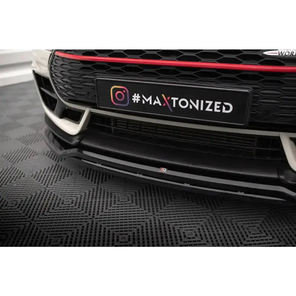 Frontsplitter til Mini Cooper Clubman F54 JCW facelift med rød dekorlinje og bikubemønstret grill.