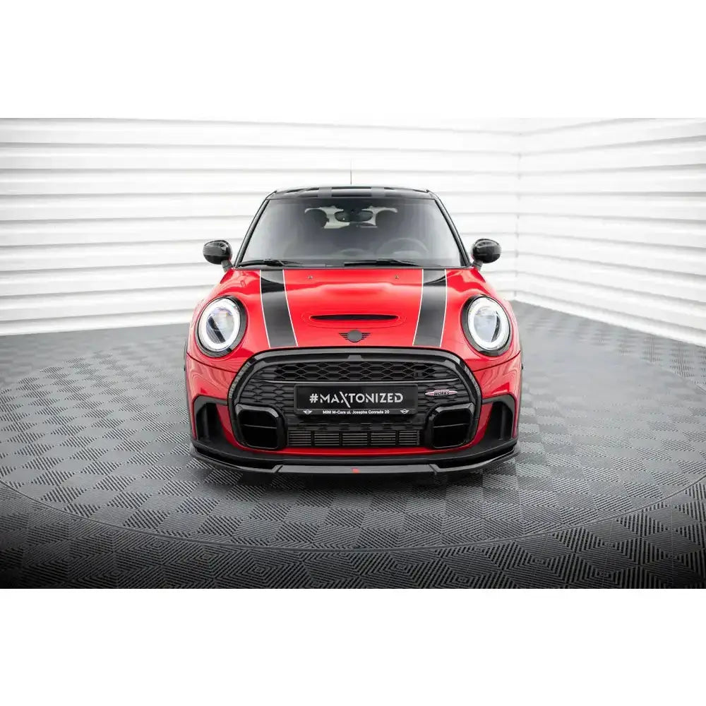 Frontspoiler på rød Mini Cooper S John Cooper Works F56 Facelift med svarte striper og sportslig frontfanger.