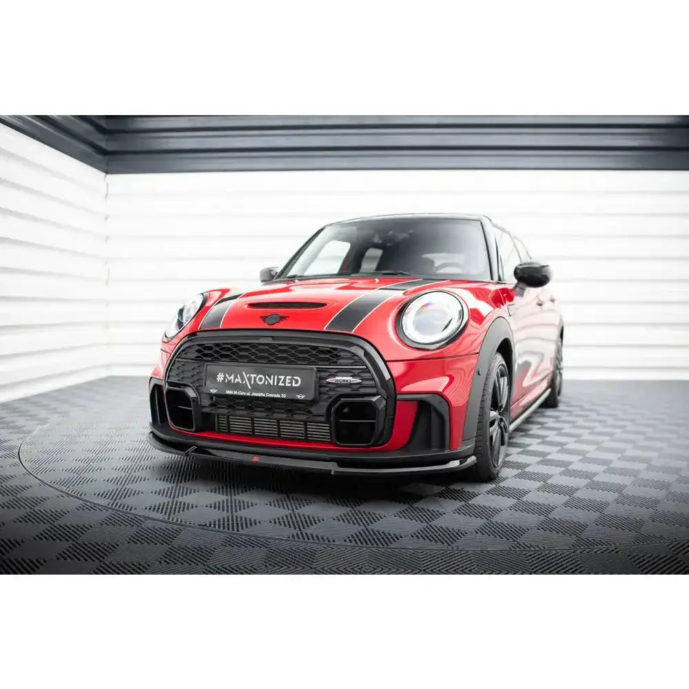 Frontsplitter på rød Mini Cooper S John Cooper Works F56 Facelift med sorte detaljer og aerodynamisk spoiler.
