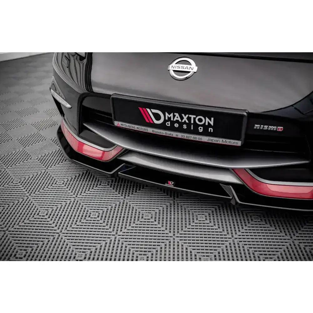 Frontsplitter til Nissan 370Z Nismo Facelift vist bakfra med røde detaljer og Maxton Design-logo.