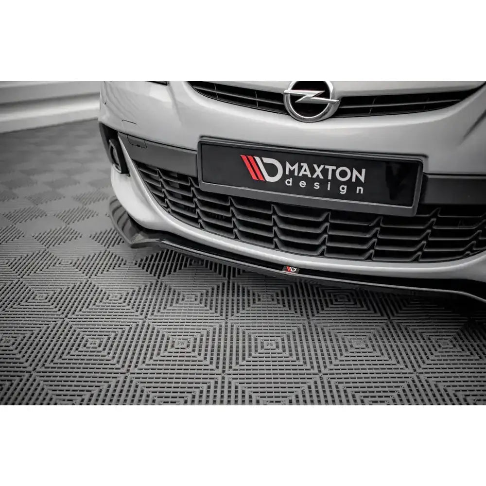 Frontsplitter på Opel Astra GTC OPC-Line J med sort plast, Maxton Design-skilt og mønstret gulv.
