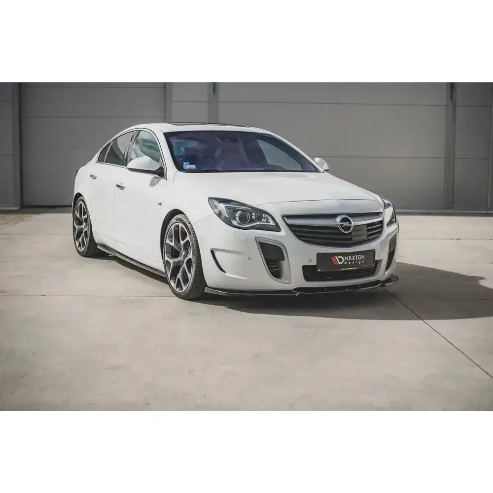 Frontspoiler på Opel Insignia MK. 1 OPC Facelift med sorte detaljer, store felger og mørke vinduer.