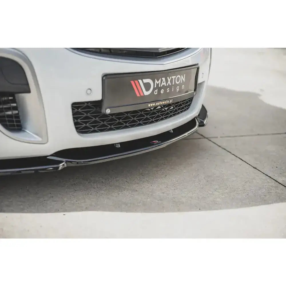 Front splitter til Opel Insignia MK. 1 OPC Facelift i svart plast med blank finish montert på lysegrå bil.