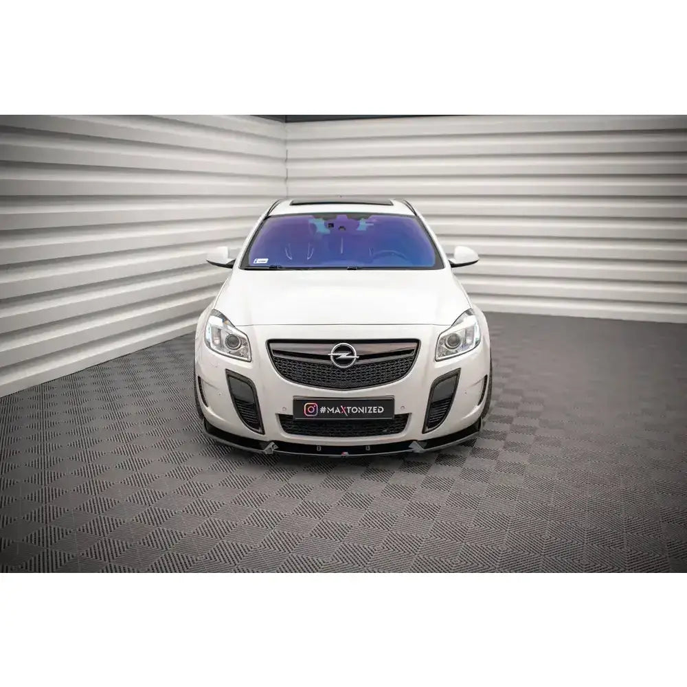 Frontspoiler på hvit Opel Insignia OPC Mk1 09-13 sett forfra med sorte detaljer på grill og støtfanger.