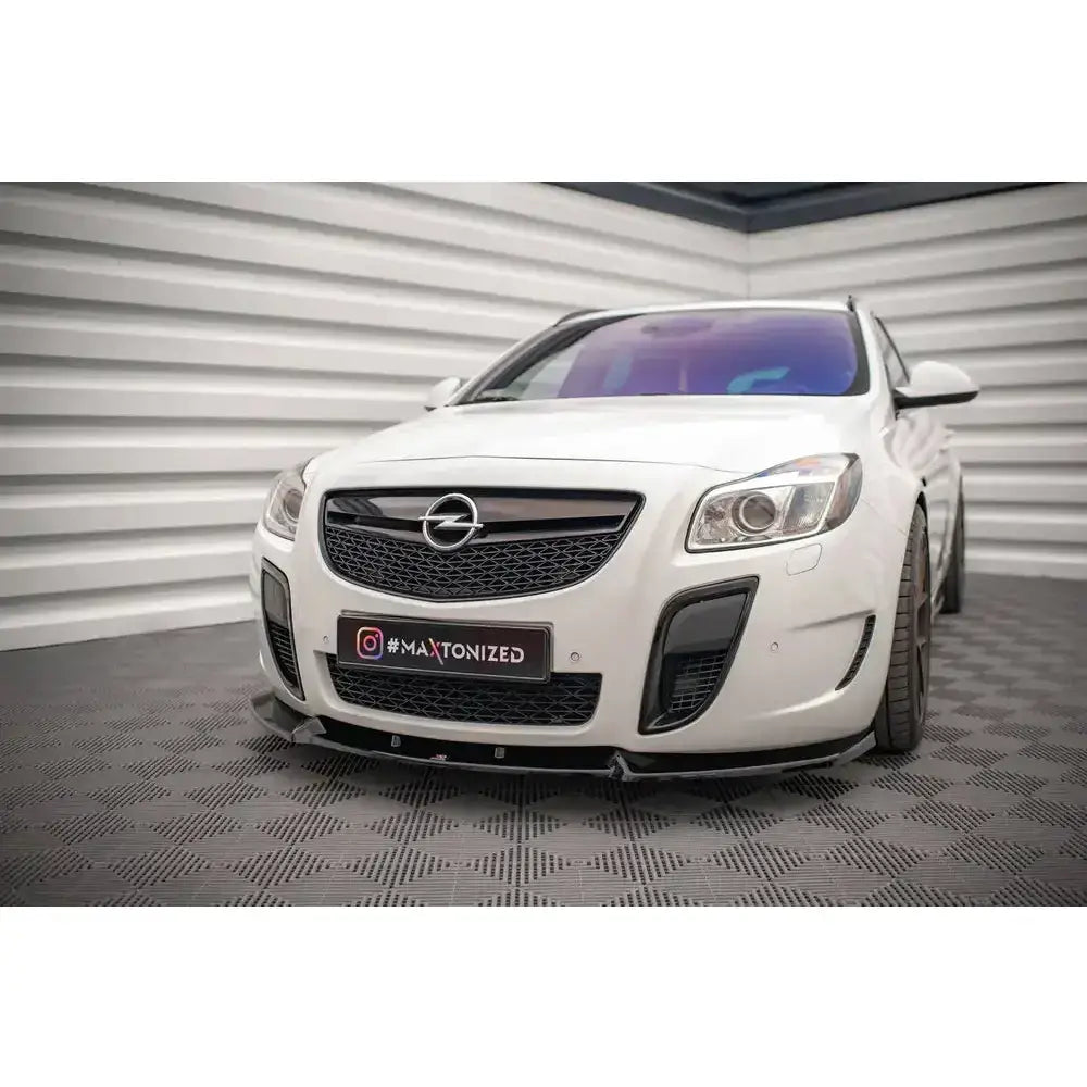 Front lip på Opel Insignia OPC Mk1 med svart frontspoiler sett fra skrå front på hvit bil.