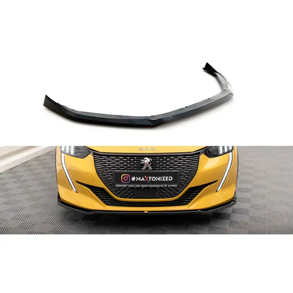 Frontleppe til Peugeot 208 GT Mk2 i sort plast, montert på gul bil sett forfra med lav vinkel.