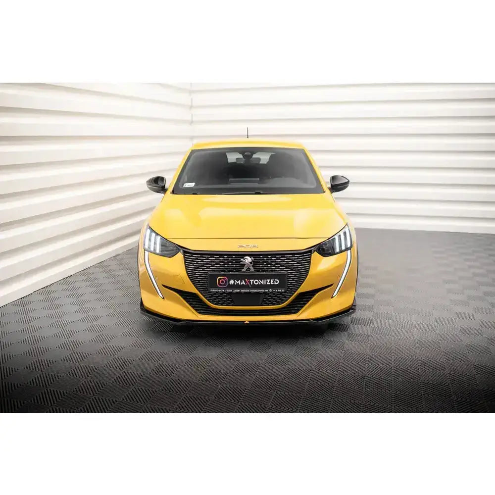 Frontspoiler til Peugeot 208 GT Mk2, montert på gul bil med sort grill og vertikale LED-lys.