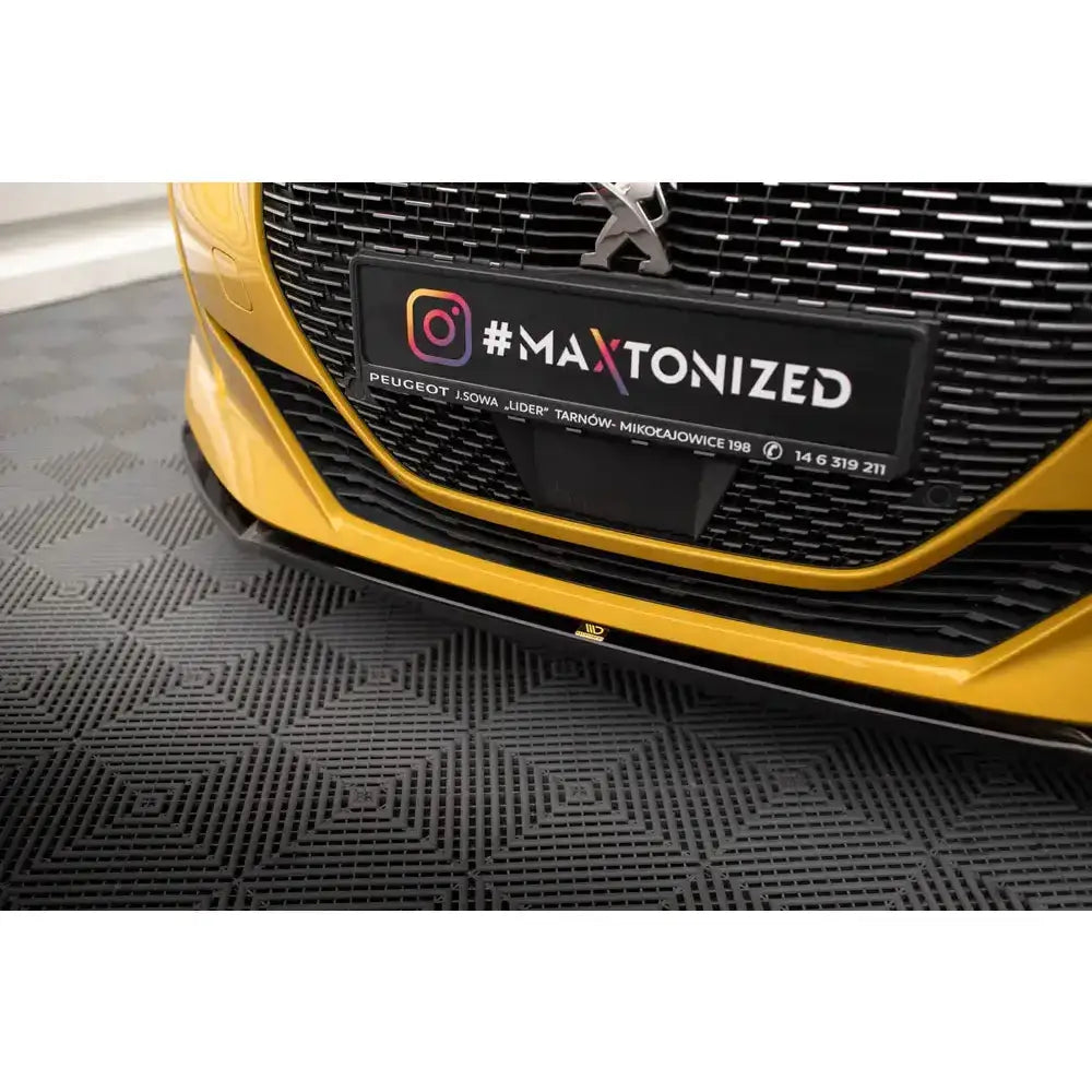 Frontsplitter til Peugeot 208 GT Mk2, sort spoiler montert under gul front med svart grill.