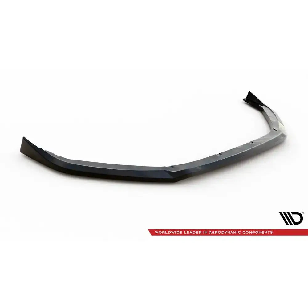 Front splitter til Peugeot 208 GT Mk2 i sort plast med kantete linjer, sett skrått ovenfra.