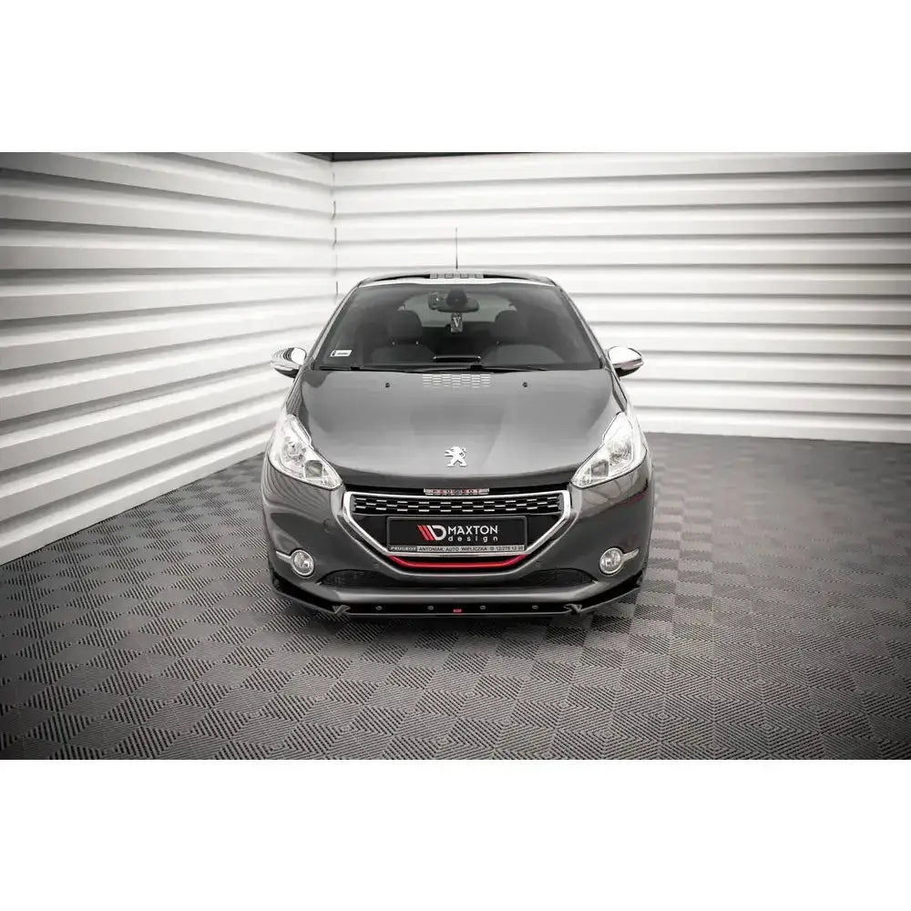 Frontspoiler på Peugeot 208 GTi Mk1 12-15 sett forfra, viser bilens frontgrill og emblem.