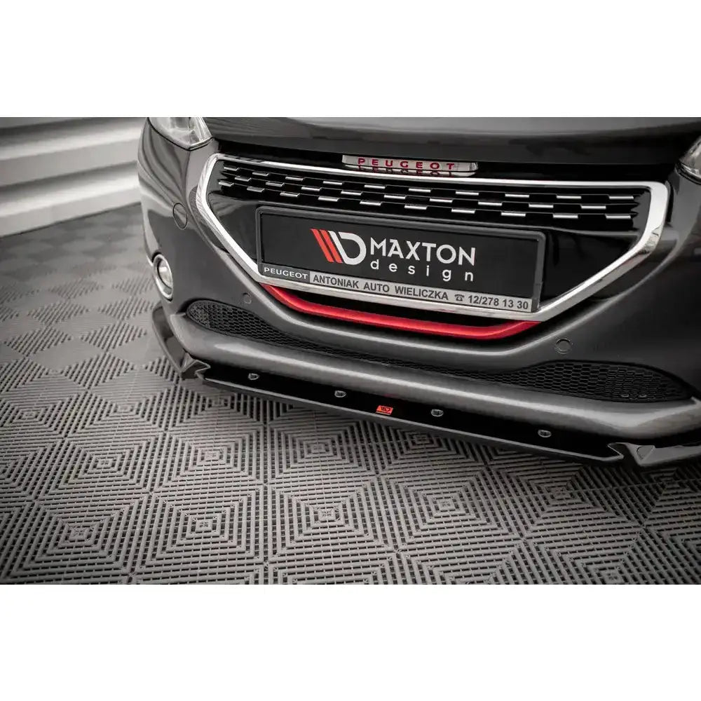 Frontsplitter til Peugeot 208 GTi Mk1 V.2 vist forfra med svart og rød plastspoiler og produktskilt.