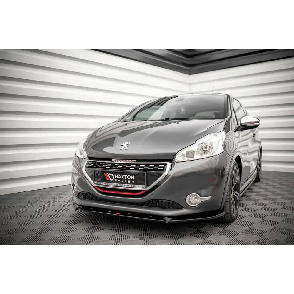 Front lip på Peugeot 208 GTi Mk1 V.2 montert, sorte felger og Maxton Design-logo på skiltet.