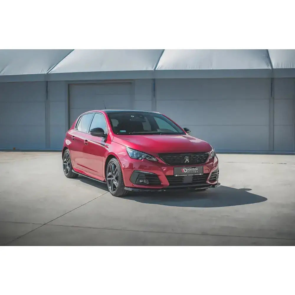 Frontspoiler på Peugeot 308 GT Mk2 Facelift, rød bil sett forfra fra høyre side med svarte felger.