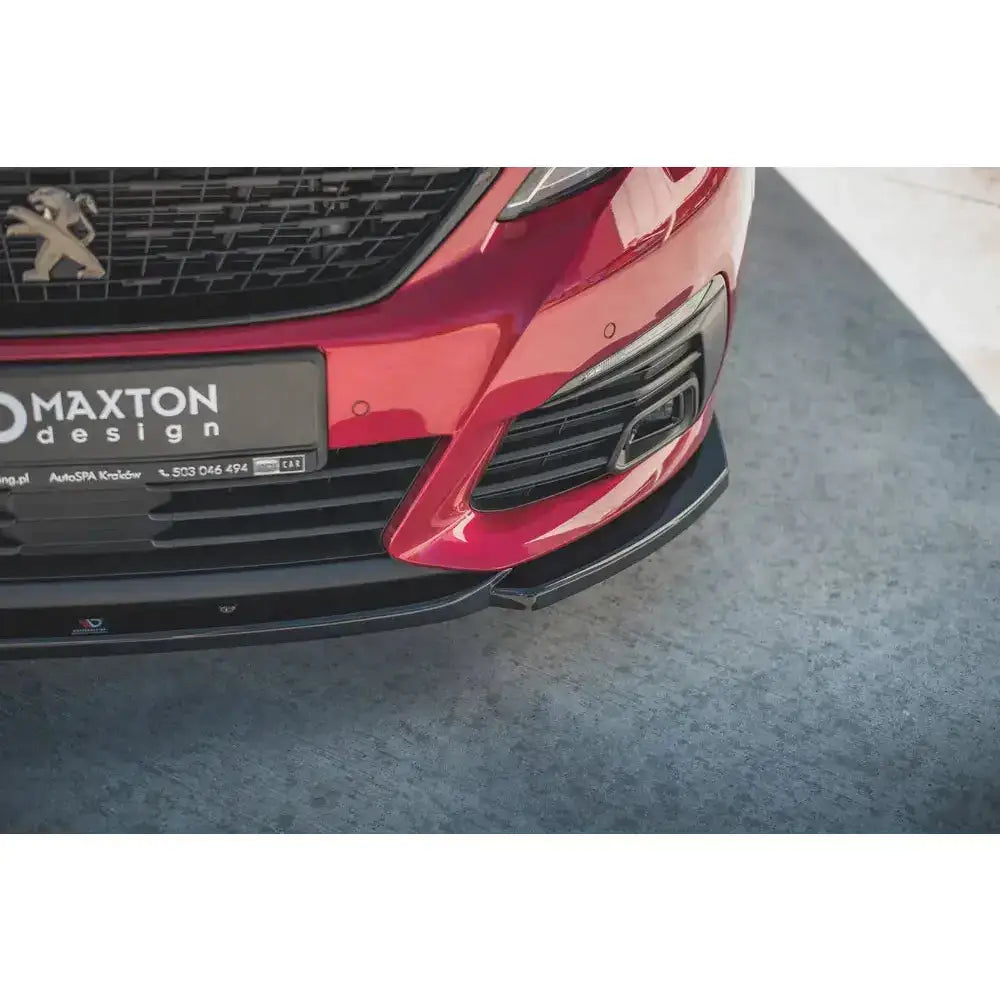 Frontsplitter på Peugeot 308 GT Mk2 Facelift, svart plast med markert grilldetalj sett skrått forfra.