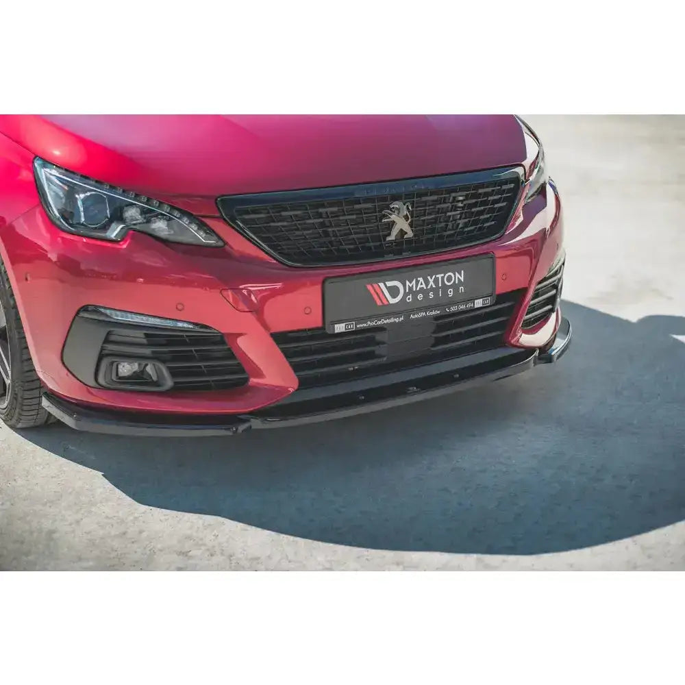 Front lip på Peugeot 308 GT Mk2 Facelift, nærbilde av sort frontspoiler montert under rød støtfanger.
