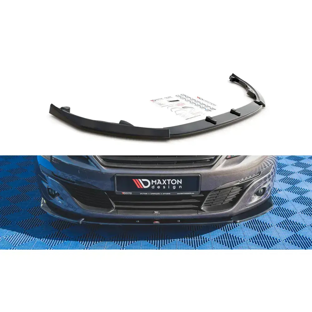 Frontleppe til Peugeot 308 Mk2 Facelift, sort plast med montasjedeler, vist både løst og montert.
