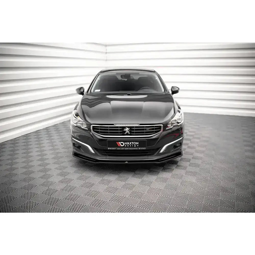 Frontspoiler på Peugeot 508 GT Mk1 Facelift med kromdetaljer, sett rett forfra i lyst rom.