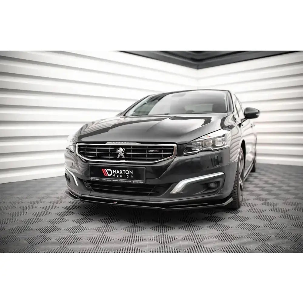 Frontsplitter på Peugeot 508 GT Mk1 Facelift med markert spoiler og kromdetaljer, sett forfra fra venstre.