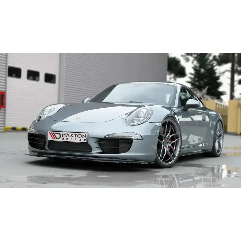 Front splitter på Porsche 911 Carrera 991 med store aluminiumsfelger, sett utendørs fra skrå vinkel.